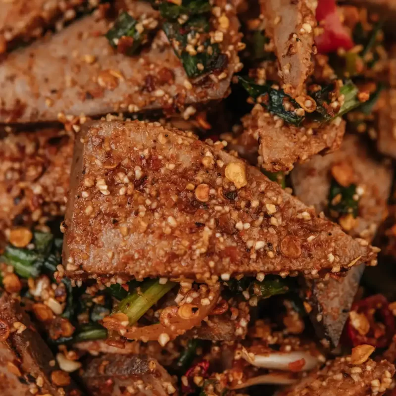 Cubes d’agneau grillés avec sauce éthiopienne piquante