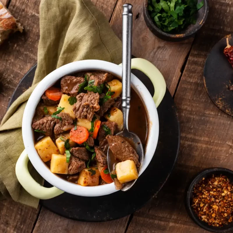 Cubes de boeuf en beurre de fines herbes éthiopiennes et sauce aux poivrons piquants Rohe